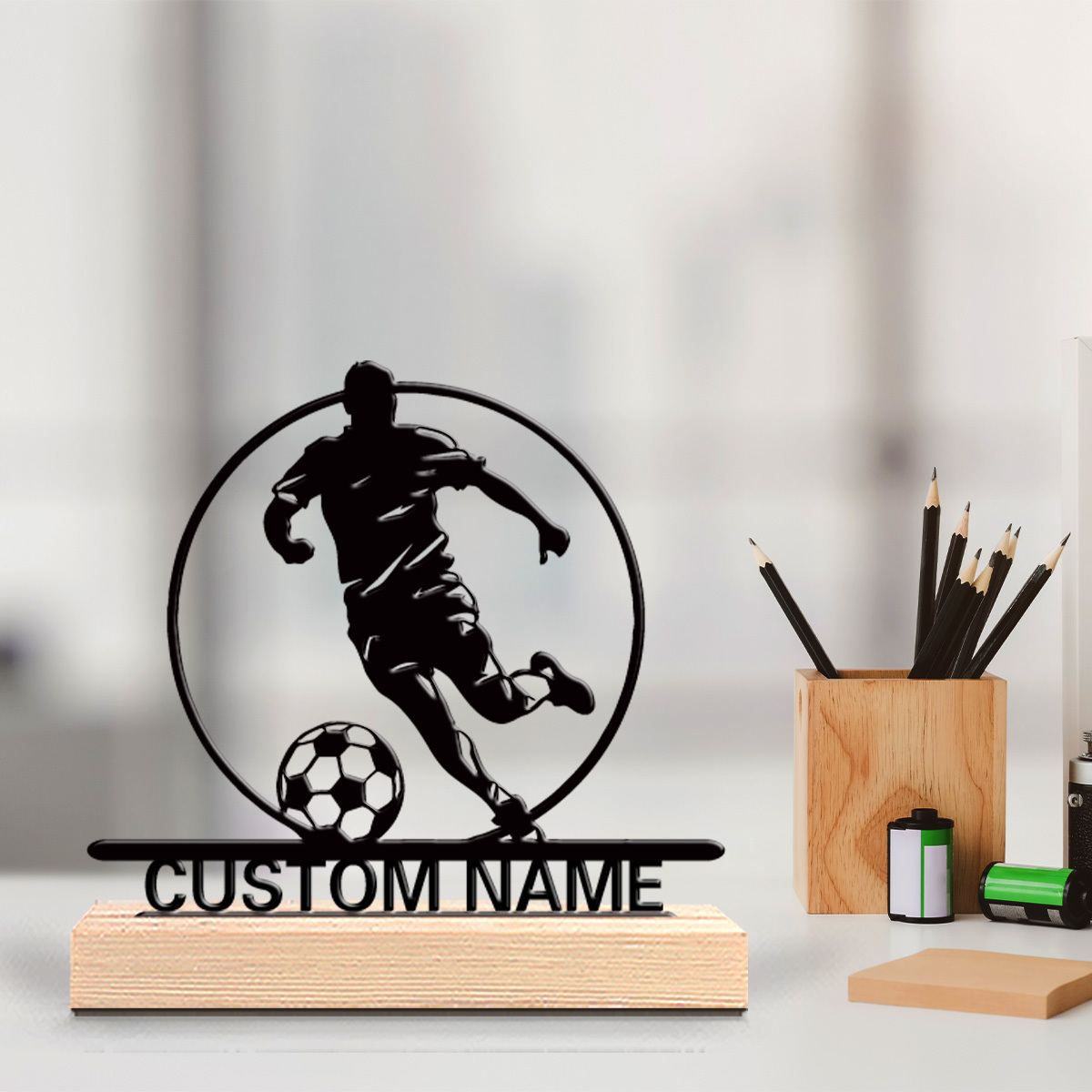 Home Decor Com - Metalowa statuetka piłkarza z imieniem, drewniana