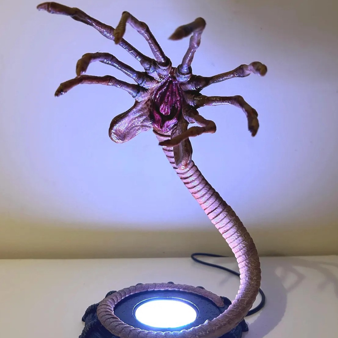 Lampka nocna Alien Facehugger, – Home Decor Light recenzja i cena