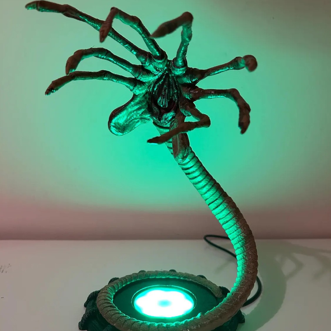 Lampka nocna Alien Facehugger, – Home Decor Light recenzja i cena