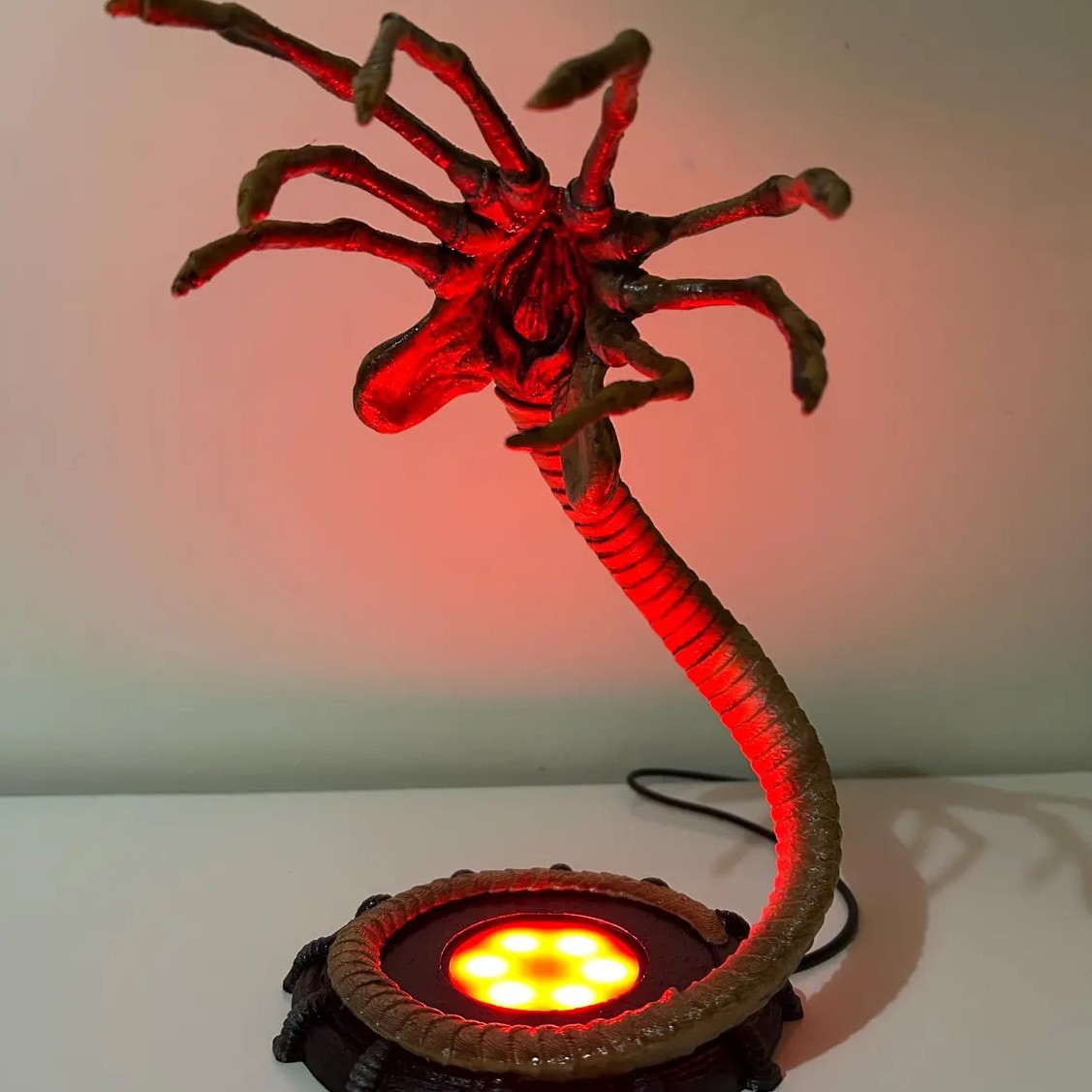 Lampka nocna Alien Facehugger, – Home Decor Light recenzja i cena